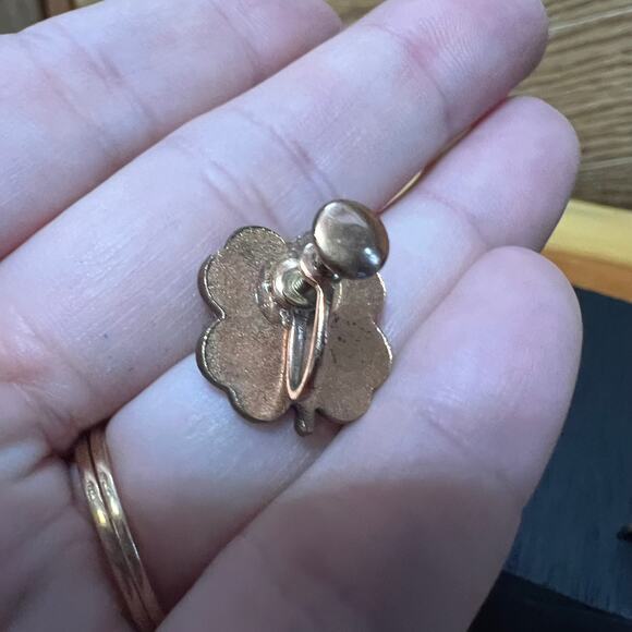 Vintage Handcrafted Earrings Clover Clip On Screw Gold Tone Speckled Center - Picture 7 of 8